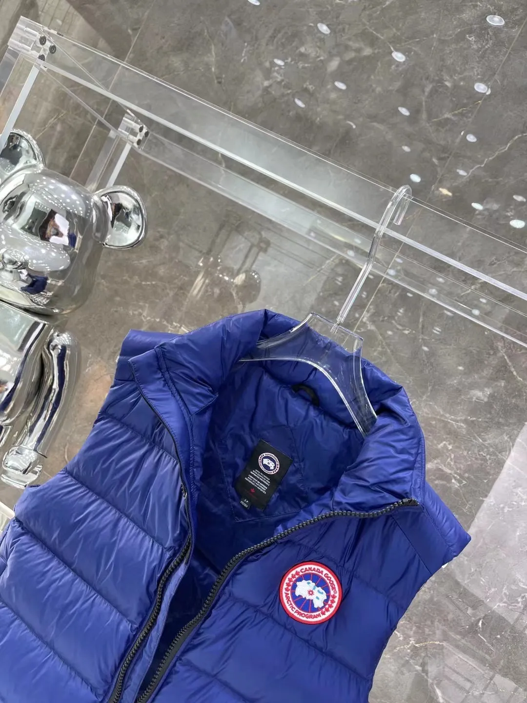 P480 top version Canadian brand vest new model Canada Goose has always been recognized as the warmest down jacket. Various Instagram celebrities, Internet celebrities, and celebrities often wear it for street photos. I make Canada Goose every year, but I still can’t get rid of my love for it. No matter how cold the days are, there is no need to be afraid, because there is! Filled with 90% white duck down, it is the legendary warmest down jacket and is known as a must-have for Arctic outdoor sports! The most popular down jacket in the world, celebrities are rushing to buy it, it is a must-have! Same style for men and women Size: xs ~ xxl